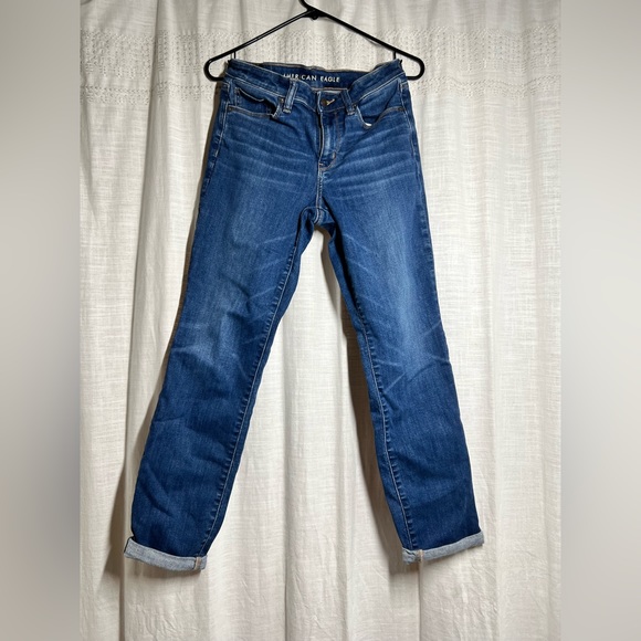 American eagle high rise mom jeans. Size 6 - Picture 1 of 2
